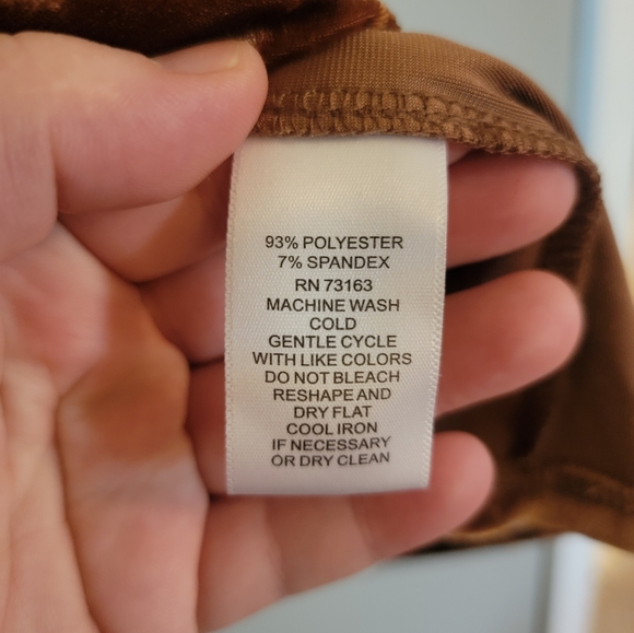 3/$15 💖 Cable & Gauge Velvet Top Cold Shoulder Size Large - Picture 3 of 5